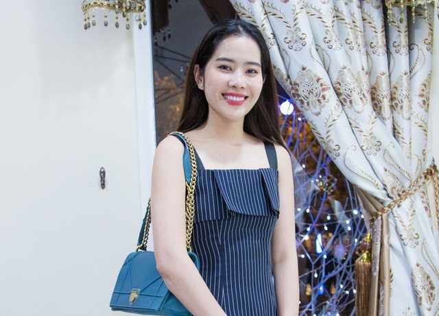 Danh ca Hương Lan tiết lộ lý do từ chối mọi lời mời ngồi "ghế nóng" - 5 Về phía hoa khôi Nam Em, cô được Hương Lan khen có chất giọng. Song, nữ danh ca cũng nhắn nhủ đến những nhân tố trẻ như Nam Em phải xác định và biết rõ thế mạnh của mình ở dòng nhạc nào.