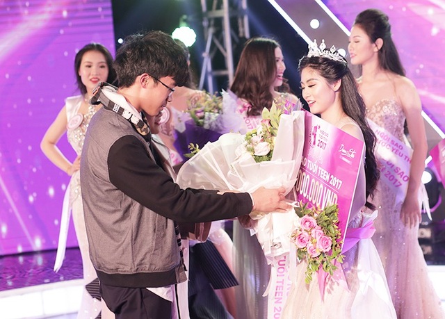 Nữ sinh đăng quang Ngôi sao tuổi teen 2017 là ai? - 11
Chia sẻ niềm vui với những người bạn, người thân của mình