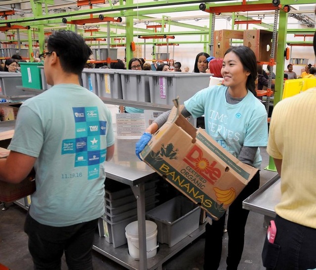 Hoa khôi DHS Việt ngày càng trưởng thành, cuốn hút khó cưỡng - 15
Bận rộn thực tập và chuẩn bị tốt nghiệp, Phương vẫn tranh thủ thời gian làm thiện nguyện.