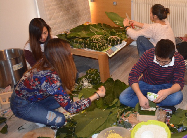 Du học sinh Nancy- Metz (Pháp) ấm áp sum vầy ngày Tết Việt - 1
Không khí gói bánh chưng tại gia đình DHS Trần Đăng Hòa- Vũ Văn Trung