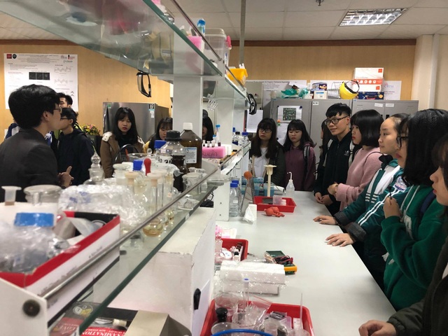 
Học sinh tham quan phòng nghiên cứu công nghệ nano
