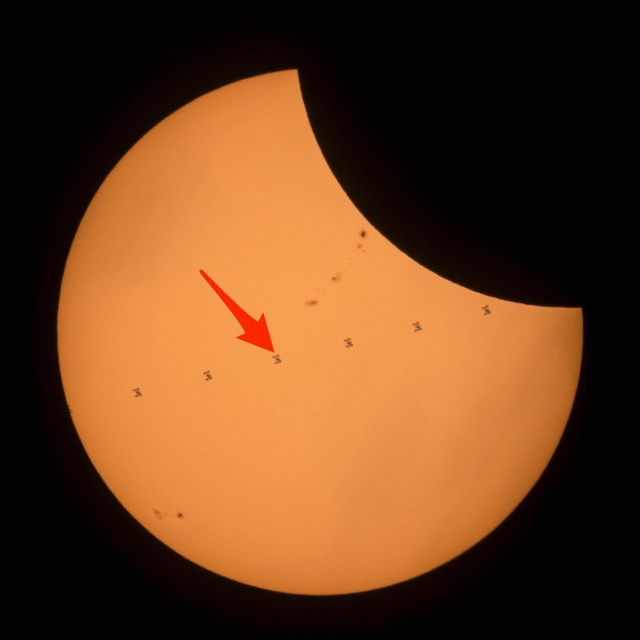 NASA ghi được hình ảnh trạm ISS bay phía trước nhật thực - 1 NASA ghi được hình ảnh trạm ISS bay phía trước nhật thực - 1