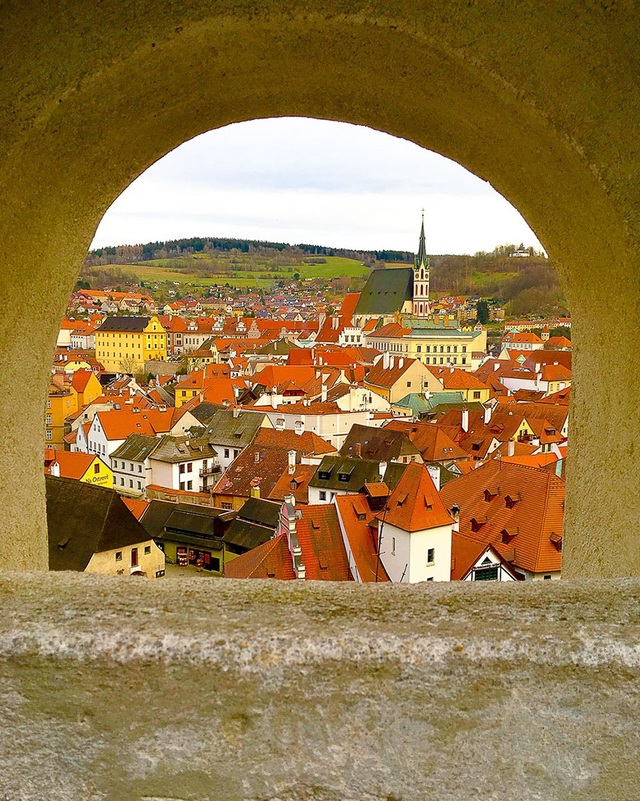 Ngắm loạt tác phẩm đoạt giải National Geographic của nhiếp ảnh gia nhí - 5 Tác phẩm Archway To Cesky Krumlov - Alexia Saigh, 14 tuổi, Mỹ