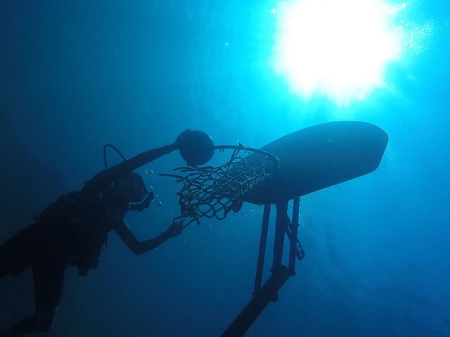 Ngắm loạt tác phẩm đoạt giải National Geographic của nhiếp ảnh gia nhí - 14 Tác phẩm Underwater Basketball - Josephine Goldman, 13 tuổi, Mỹ