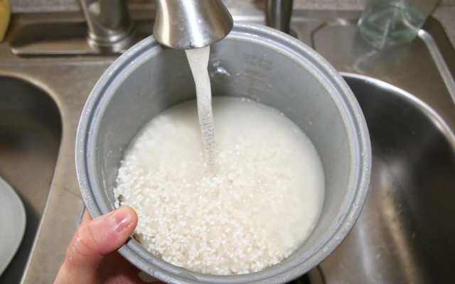 Những sai lầm tai hại khi nấu cơm bà nội trợ nào cũng mắc - 4 Bạn nên nấu cơm bằng nước nóng để cơm ngon, tơi xốp. (Ảnh minh họa)