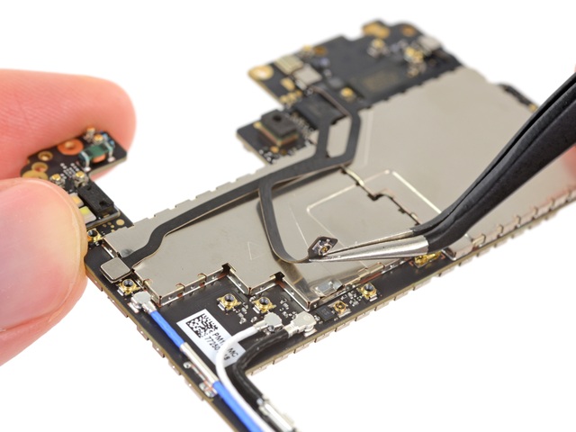 Chiếc điện thoại của cha đẻ Android khó sửa nhất thế giới - 10 Các dây nối tiếp xúc sóng, tiếp xúc các mô đum