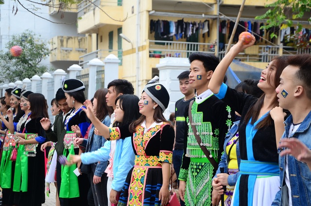 Tết độc đáo của người Mông giữa lòng Hà Nội - 5
Ném pao là một trò chơi không thể thiếu trong những ngày hội truyền thống, lễ tết của người Mông. Những chàng trai, cô gái thường ném pao qua lại cho nhau để tìm người giao duyên.