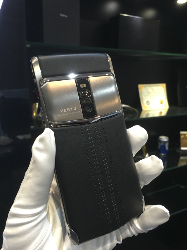 Ngắm mẫu Vertu Signature Touch được chế tác giá 500 triệu đồng - 6 Phiên bản nguyên bản trước khi được chế tác