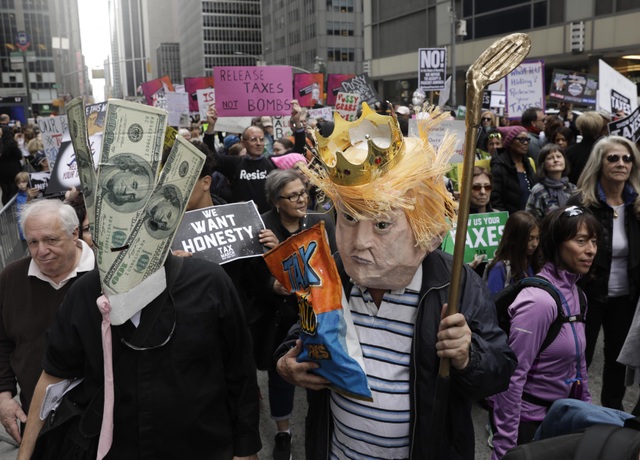 Biểu tình rầm rộ tại 150 thành phố của Mỹ đòi ông Trump công khai thuế - 5 Tại New York và Los Angeles, mỗi nơi có khoảng 5.000 người biểu tình đòi ông Trump công khai hồ sơ thuế.