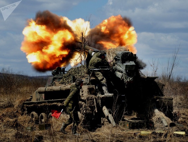 Hỏa lực từ hệ thống pháo tự hành 2S5 Giatsint trong cuộc diễn tập ở Quân khu phía đông tại thao trường Sergeevsky ở vùng Primorsky Krai, Viễn Đông Nga.