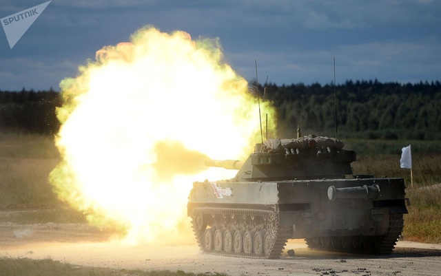 Hệ thống pháo chống tăng tự hành Sprut-B phô diễn sức mạnh trong cuộc diễn tập quân sự ở thao trường Alabino ngoại ô Moscow.