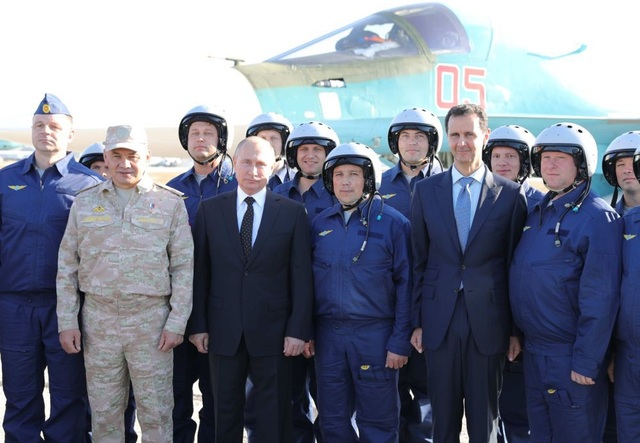 Kịch bản nào sẽ xảy ra ở Syria sau khi Nga chính thức rút quân? - 1
Tổng thống Nga Vladimir Putin, Tổng thống Syria Bashar Assad cùng Bộ trưởng Quốc phòng Nga Sergei Shoigu và các quân nhân Nga ở căn cứ Hmeymim. (Ảnh: Sputnik)