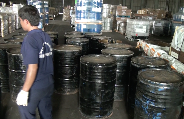 Hơn 1,3 tấn ngà voi trong 14 thùng phuy nhựa đường - 1 Các thùng phuy nhựa đường được dùng để cất giấu ngà voi