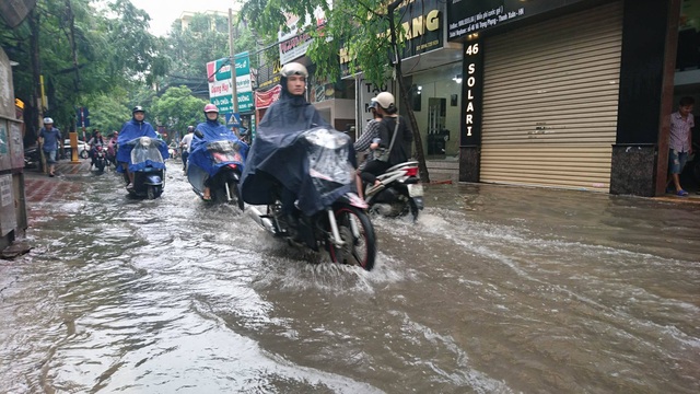 Hình ảnh người Hà Nội "vượt lũ" sau trận mưa như trút - 14
Đường Vũ Trọng Phụng