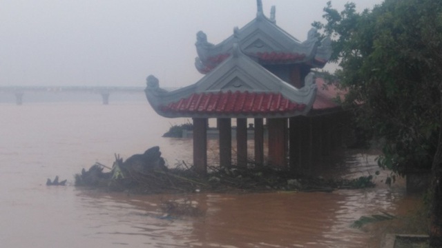 Hàng trăm nhà dân đang bị cô lập trong nước lũ - 6 Bến thả hoa Nam Thạch Hãn bị ngập nước
