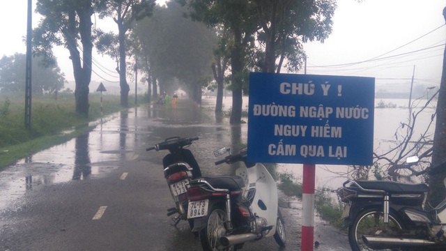 Hàng trăm nhà dân đang bị cô lập trong nước lũ - 4 Tuyến đường giao thông qua xã Hải Thượng bị ngập nước