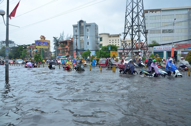 "Bí thư phường cũng phải lên “đấu tranh” với trung tâm chống ngập!" - 1 Mưa lớn là nhiều tuyến đường ở quận Bình Tân ngập nặng (ảnh Đình Thảo)