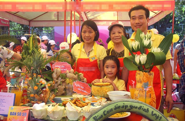Lần đầu tiên có triển lãm 50 tác phẩm hội hoạ về vẻ đẹp người phụ nữ - 1 Các gia đình thi nấu ăn trong khuôn khổ Ngày hội Gia đình Việt Nam 2016. Ảnh: BTC.