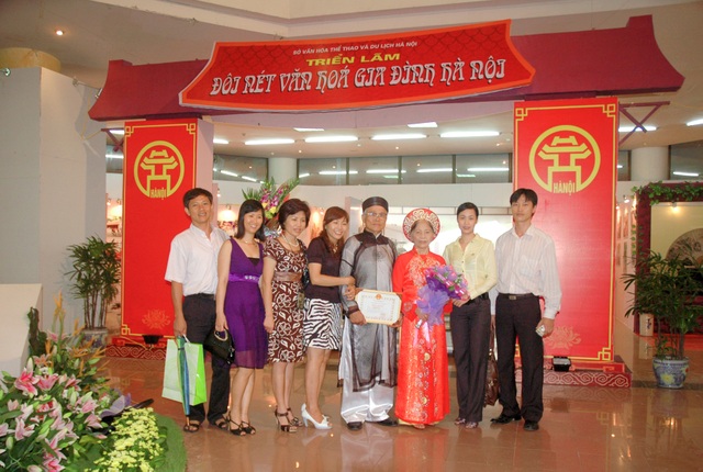Lần đầu tiên có triển lãm 50 tác phẩm hội hoạ về vẻ đẹp người phụ nữ - 3 Nhiều thế hệ trong gia đình tham gia triển lãm Đôi nét văn hoá gia đình Hà Nội trong ngày hội Gia đình Việt Nam 2016. Ảnh: BTC.