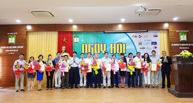 1.500 chỉ tiêu việc làm cho sinh viên Đại học Nông lâm Huế - 3 Nhà trường trao bằng chứng nhận và hoa cảm ơn cho các đơn vị doanh nghiệp tuyển dụng