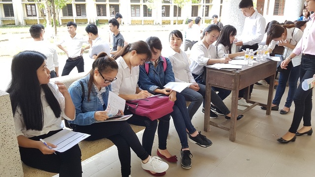 1.500 chỉ tiêu việc làm cho sinh viên Đại học Nông lâm Huế - 6 Nhiều nữ sinh viên khá hồi hộp trước giờ phỏng vấn