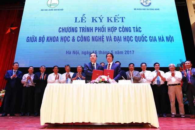 
Bộ trưởng Bộ Khoa học và Công nghệ Chu Ngọc Anh và Giám đốc ĐHQGHN Nguyễn Kim Sơn đã thay mặt cho 2 cơ quan, kí kết văn bản thỏa thuận phối hợp hoạt động song phương. (Ảnh: Bùi Tuấn)
