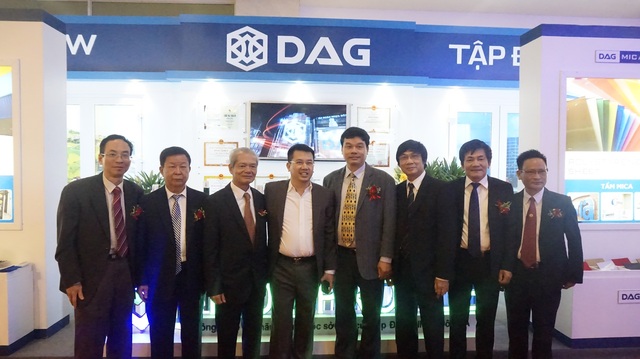 DAG tài trợ chính cho Vietbuil Hà Nội 2017 - 2 Ngay ngày đầu khai mạc triển lãm, lãnh đạo Bộ Xây dựng đã thăm gian hàng DAG