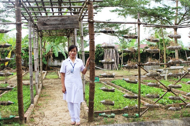 Điều trị cho bệnh nhân tâm thần là một nghệ thuật! - 1 Nữ bác sỹ chuyên khoa tâm thần Đinh Thị Hoan bên vườn rau liệu pháp chữa bệnh cho bệnh nhân tâm thần - Ảnh: Viết Hảo
