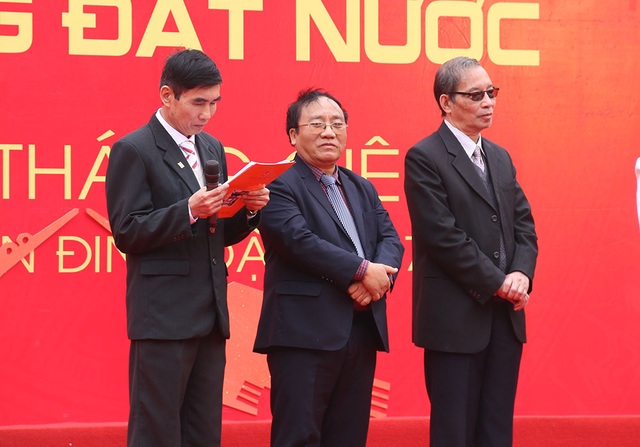 Người người chen chân đi… hội thơ! - 12
Nhà thơ Trần Đăng Khoa (giữa) chia sẻ, làm thơ hay thật không đơn giản.