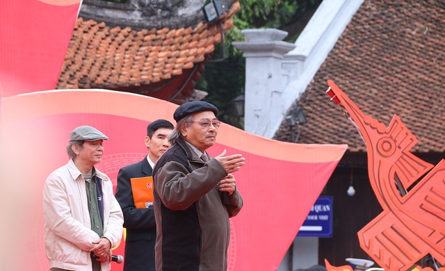 Người người chen chân đi… hội thơ! - 13
Các nhà thơ trình diễn tại sân Văn Miếu.