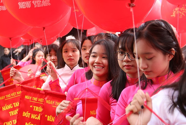 Người người chen chân đi… hội thơ! - 16
Ngày thơ Việt Nam thêm tươi trẻ với sự góp mặt của các nữ sinh.