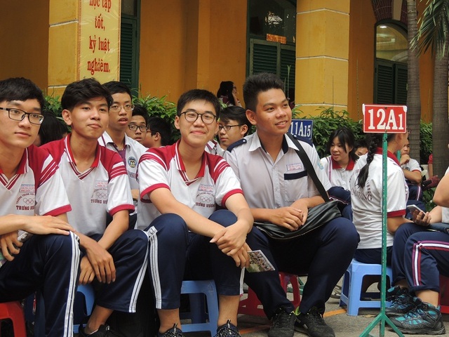 Sợ con theo “nghề nghèo” không đủ sống - 1
Học trò mang nhiều băn khoăn trước ngưỡng cửa chọn nghề nghiệp theo học