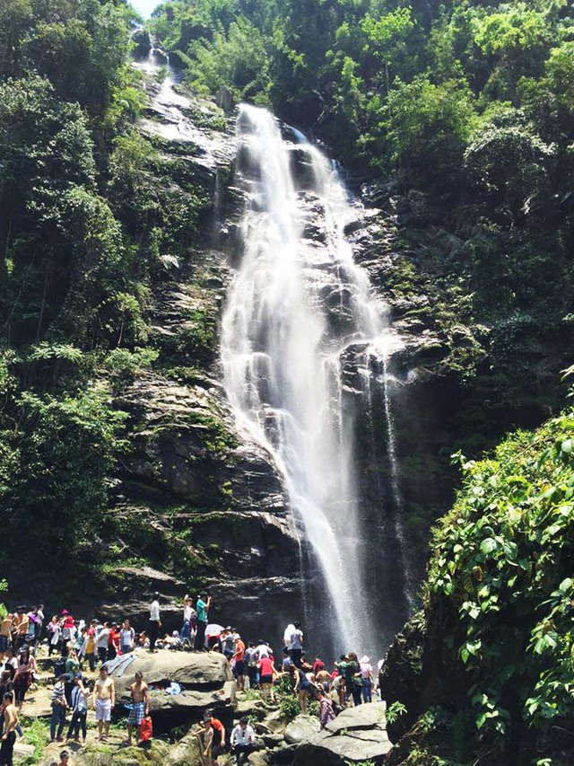 Nghệ An: Đa dạng các tour du lịch nội tỉnh dịp nghỉ lễ 30/4-1/5 - 2 Thác Khe Kèm (Con Cuông, Nghệ An) là điểm đến hấp dẫn trong hành trình khám phá miền Tây Nghệ An. Đây là điểm đến được người dân nội tỉnh lựa chọn trong dịp nghỉ lễ 30/4-1/5.