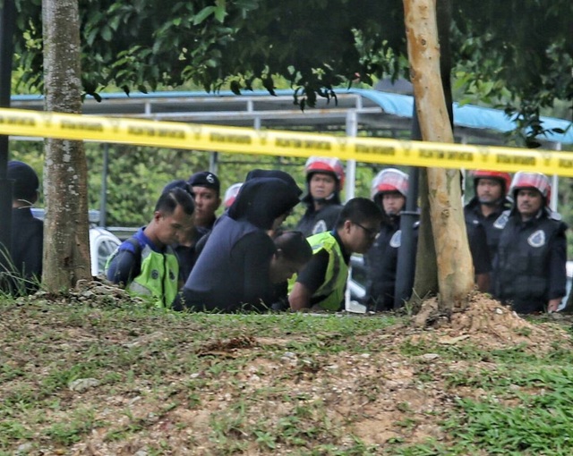 Đoàn Thị Hương ra tòa lần 3 tại Malaysia: Chuyển vụ án lên tòa thượng thẩm - 6
Nghi phạm Siti Aishah được áp giải tới tòa. (Ảnh: Twitter)