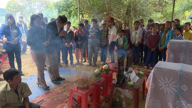 Hai học sinh bị tử vong, 1 em nguy kịch nghi do ăn trứng cóc - 1 Người thân tổ chức hậu sự cho 2 học sinh bị tử vong