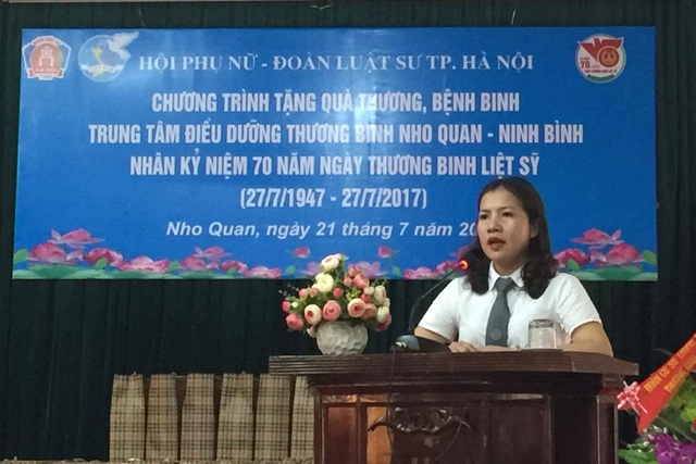 
LS Nguyễn thị Đinh Hương trao quà và phát biểu tại Trung tâm điều dưỡng thương binh tâm thần huyện Nho Quan tỉnh Ninh Bình ngày 27/7/2017
