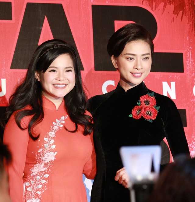 Ngô Thanh Vân: “Tôi được đãi ngộ như một siêu sao khi tham gia Star Wars” - 1 Xuất hiện trong buổi họp báo tại Việt Nam, Ngô Thanh Vân và Kelly Marie Trần đều chọn trang phục áo dài truyền thống trang nhã.