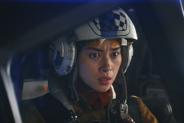 Ngô Thanh Vân: “Tôi được đãi ngộ như một siêu sao khi tham gia Star Wars” - 3 Trong khi đó vai Paige của Ngô Thanh Vân lại là một xạ thủ liều lĩnh điều khiển máy bay chiến đấu chống lại binh đoàn ngôi sao.