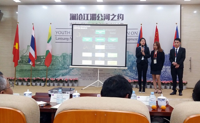 Sinh viên Việt giành giải Nhất cuộc thi Sáng tạo về sông Mê Kông - 2
Nhóm 3 sinh viên của Học viện Ngoại giao trình bày ý tưởng của mình trước các giám khảo quốc tế