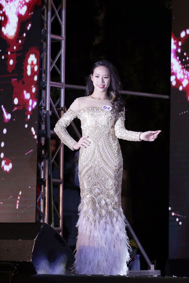 Nữ sinh Kinh tế đối ngoại đăng quang Hoa khôi Ngoại thương 2017 - 2
Vũ Ngân Hà tại phần thi trang phục dạ hội. Cô cũng giành giải Miss Trang phục dạ hội.