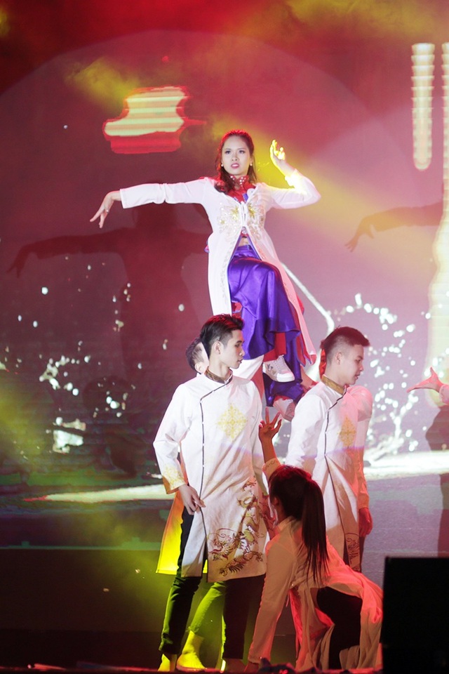Nữ sinh Kinh tế đối ngoại đăng quang Hoa khôi Ngoại thương 2017 - 11
Là 1 trong 6 thí sinh được lựa chọn trình diễn phần thi tài năng, Hoàng Thu Thủy đã mang đến phần trình diễn tái hiện quá trình đấu tranh mạnh mẽ của người phụ nữ Việt Nam