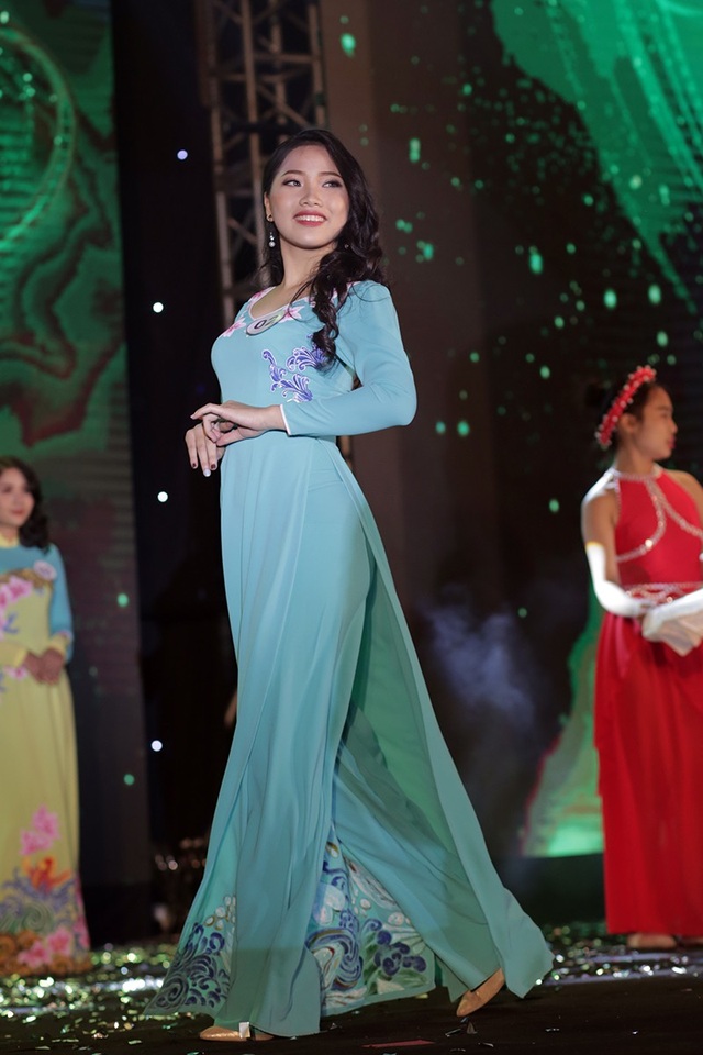 Nữ sinh Kinh tế đối ngoại đăng quang Hoa khôi Ngoại thương 2017 - 6
Á khôi 1 Nguyễn Thị Ngọc Nhung sải bước trong trang phục áo dài