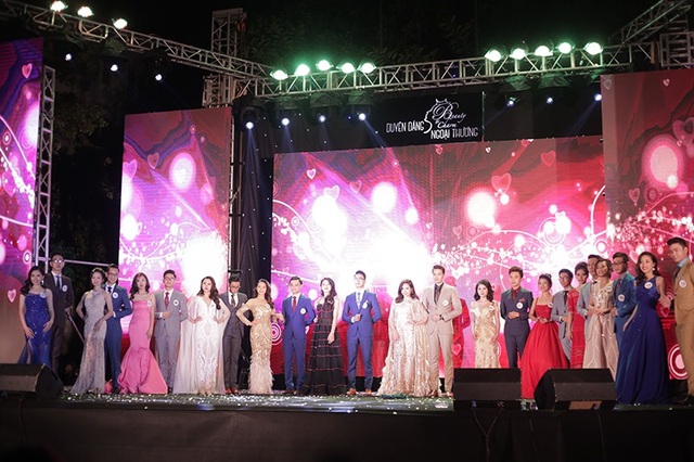 Nữ sinh Kinh tế đối ngoại đăng quang Hoa khôi Ngoại thương 2017 - 1
Toàn cảnh 12 thí sinh tham dự đêm chung kết