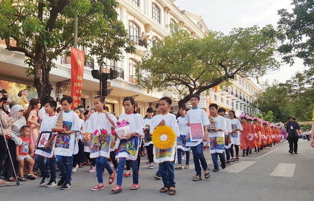Ngọc Hân, Thanh Tú rạng rỡ trong đoàn lễ rước tôn vinh nghệ nhân, làng nghề - 13 Các học sinh Huế