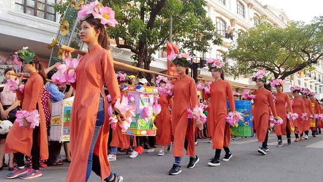 Ngọc Hân, Thanh Tú rạng rỡ trong đoàn lễ rước tôn vinh nghệ nhân, làng nghề - 14 Ngọc Hân, Thanh Tú rạng rỡ trong đoàn lễ rước tôn vinh nghệ nhân, làng nghề - 14