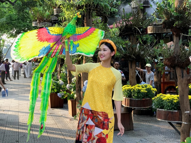 Ngọc Hân, Thanh Tú rạng rỡ trong đoàn lễ rước tôn vinh nghệ nhân, làng nghề - 3 Á hậu Thanh Tú xinh tươi bên cánh diều Huế