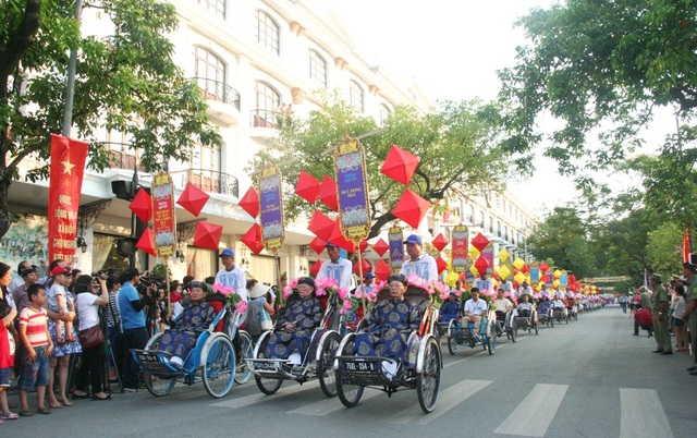 Ngọc Hân, Thanh Tú rạng rỡ trong đoàn lễ rước tôn vinh nghệ nhân, làng nghề - 8 Với xích lô kết đèn lồng, hoa sen Huế và các bảng tên làng nghề đi đầu
