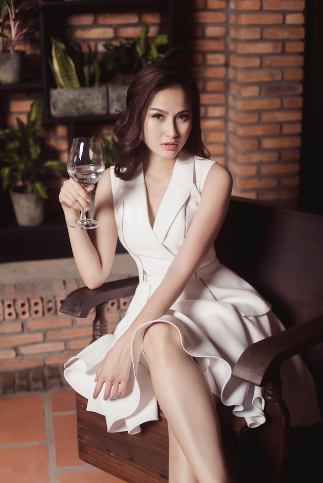 Á vương Ngọc Tình lịch lãm bên gái đẹp Khánh Ngân, Kiều Ngân - 4 Khánh Ngân tâm sự, từ khi trở thành Hoa khôi Du lịch cuộc sống trở nên bận rộn hơn với nhiều hoạt động và dự án. Là một người trẻ tuổi nhưng khi khoác lên mình một “chiếc áo mới”, cô hiểu được rằng bản thân đang mang một vai trò, trách nhiệm mới nên không thể chỉ biết sống cho riêng mình như trước đây nữa.
