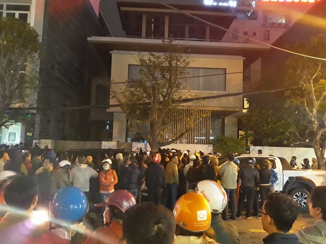 Công an khám xét nhà đại gia Vũ “nhôm” - 8
Ngôi nhà được tắt hết điện sau gần 3 tiếng, kể từ thời điểm công an vào làm việc