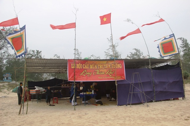 Ngư dân Quảng Trị tưng bừng mở hội cầu mùa đầu năm - 1 Lễ hội cầu mùa của người dân vùng biển Hải Lăng thường được tổ chức vào ngày Rằm tháng Giêng (Âm lịch) hàng năm
